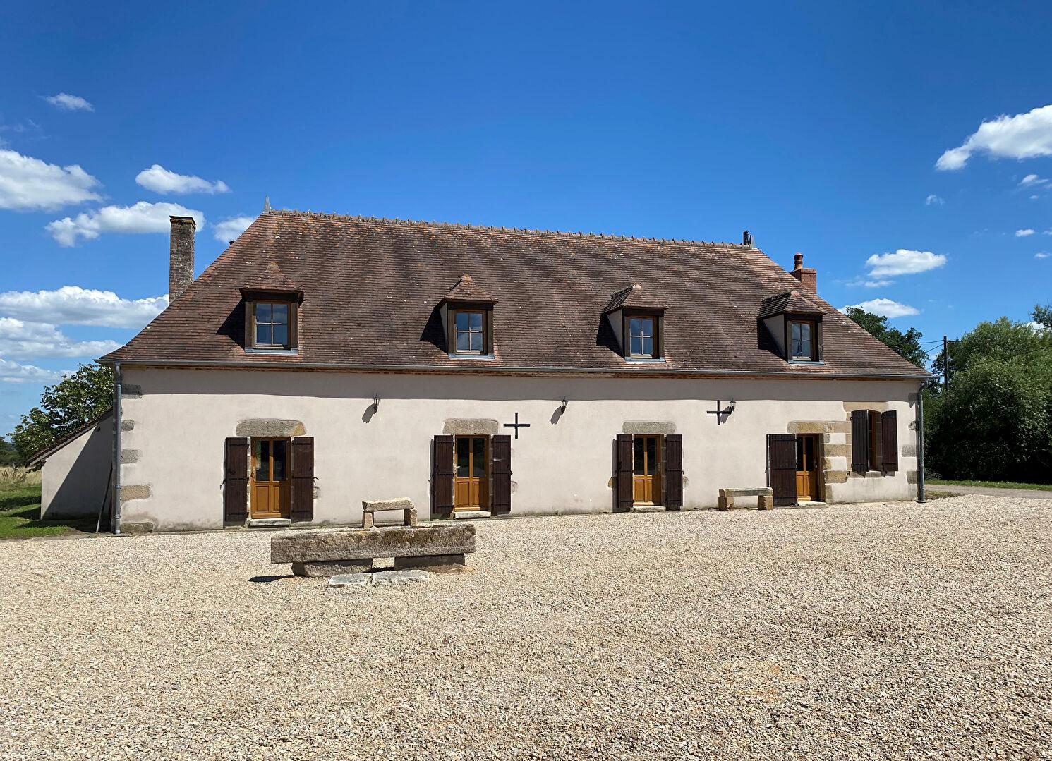 A 5 min de LE VEURDRE  (03) maison bourbonnaise typique de 230 m², rénovée , sur 1,4ha