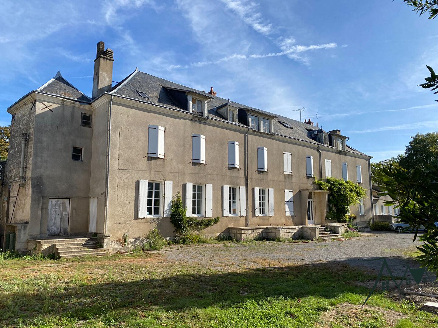Propriété Le Chatelet 1414 m2 sur environ 2ha