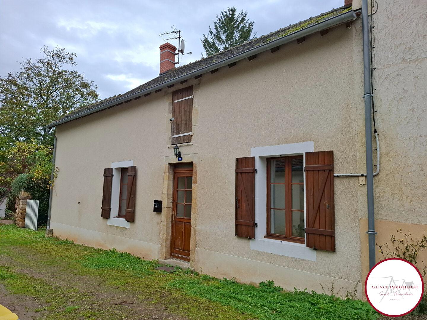 Maison de plain-pied  au centre d'Ainay Le Chateau  03