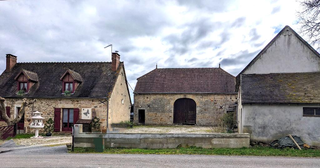 Forêt de Tronçais propriété sur 1 ha avec 2 maisons, une grange et prés