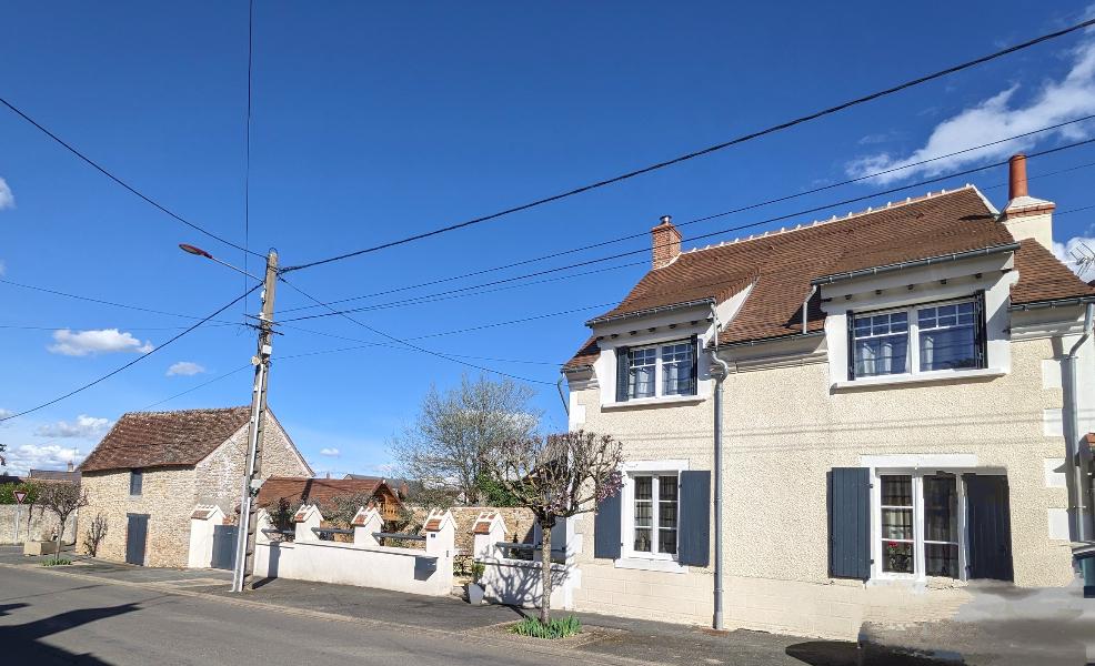 Maison de charme avec cour et dépendances - AINAY LE CHATEAU